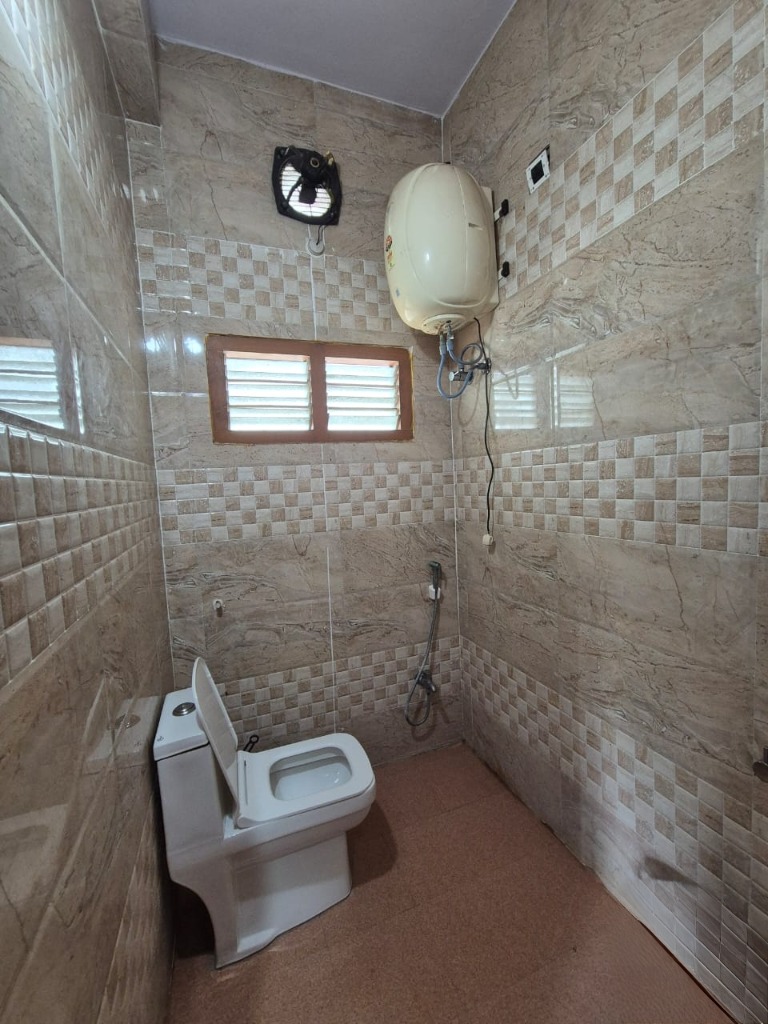 Modern Bathroom with Geyser