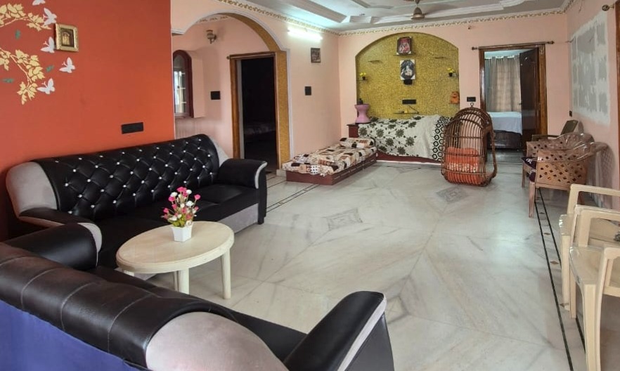 Spacious Living Room with Swing